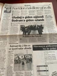 HÜRRİYET GAZETESİ DOĞUM GÜNÜ HEDİYESİ - 2 NİSAN 1999 -TAM TAKIM 32 SAYFADIR -Hüseyin Kıvrıkoğlu-Ertuğrul Özkök-Oktay Ekşi-Slobodan Milosevic-Bill Clinton-Necmettin Erbakan-Mehmet Ali-Özlem Uçar-İsmail Er-Turgay Şeren-Mustafa Denizli-Rüştü-Sergen-Yalçın-Murat Hazırlı-Bayram Aydın-Ruşen Güven-Mithat Dukadjinac  Ordudan sivil adres-Üç asker krizi-Elit birlikler Kosova’ya sızdı-Slobo’nun oğlu Selanik’e kaçtı-RP’nin kapatılması açık bir kalleşliktir-Tıbbi 007’ler-Vergi indi otomobil 300 milyon ucuzladı-Mars için yarış-Pathfinder hâlâ görevde-Türk bilim adamından BM’ye tazminat-Mehmet Ali’ye ‘Evet’ dedi-Canavara 52 kez idam-Kalli büyük oynuyor-İki maç garanti-Macı alırız başkan-Cimbom’da ikinci fire-Yabancılarda hüsran-Orlando tutunamadı-Mithat özlem giderdi