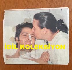 YILMAZ ZAFER'İN GAZETEDEN KESİLME FOTOĞRAFI - 15 x 13 cm EBADINDA - YILMAZ ZAFER HASTANEDE TEDAVİ ALTINDAYKEN PERİHAN SAVAŞ'IN KENDİSİNİ ÖPTÜĞÜ ANLARDAN BİR KARE - İdil Koleksiyon