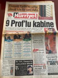 HÜRRİYET GAZETESİ DOĞUM GÜNÜ HEDİYESİ - 29 MAYIS 1999 -TAM TAKIM 48 SAYFADIR -Devlet Bahçeli-Bülent Ecevit-Hüsamettin Özkan-Sadık Sami Onar-Hikmet Sami Türk-Namık Kemal Zeybek-Metin Bostancıoğlu-Sümer Oral-Kenan Tanrıkulu-Feyzi Aytekin-Ertuğrul Yalçınbayır-Oktay Ekşi-Orhan Yılmazkaya-Katli İzzet Yılmaz-Vedat Okyar-Hakan Şükür-Bülent Uygun-Savaş-Nihat-Mehmet-İlhan Söyler-Fatih Akyel-Rüştü-Volkan-Tuncay Özilhan-Naumoski-Murat-Savçi-Sophia Loren  9 Prof’lu kabine-Yılmaz tercihi Baba’ya bıraktı-Kamuda türbana izin yok-Bir Türk Almanya’da yanlış profesör öldürdü-Devlet Bahçeli arsa zengini-Eurovision’da Türk gecesi-Beşiktaş ter attı-Fener-Erzurum-G.Saray benim evim-Cimbom kördüğüm-Fener Rıdvan’la-Efes’te operasyon-Rize finalist-Yüzyılın en seksi kadını Sophia Loren-Kocamı döverim söverim bağırırım-Enis Berberoğlu-Hayri Çetin Kaya-Demirel-Haldun Sevel-Erdal Güven-Ahmet Şimşek-Mustafa Yavanoglu-Nasreddin Hoca  Bankaların patronundan kayıt dışı döviz isyanı-Rakamlarla bankacılık sektörü-Ev sah