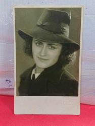 KRT148-----FÖTR ŞAPKALI GENÇ HANIM STÜDYO FOTOĞRAFI