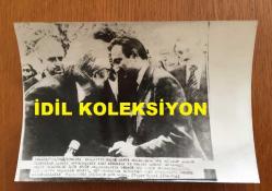 TÜRKİYE CUMHURİYETİ İSPANYA MADRİD ESKİ BÜYÜKELÇİSİ ZEKİ KUNERALP'İN AJANS BASIMI ORİJİNAL 2'Lİ FOTOĞRAF SETİ - 18 x 12 cm EBADINDA - BÜLENT ECEVİT SUİKAST SONRASI CENAZE TÖRENİNDE ZEKİ KUNERALP'E BAĞSAĞLIĞI DİLEREN ÇEKİLMİŞ 2 FARKLI KARE, 1978
