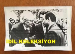 TÜRKİYE CUMHURİYETİ İSPANYA MADRİD ESKİ BÜYÜKELÇİSİ ZEKİ KUNERALP'İN AJANS BASIMI ORİJİNAL 2'Lİ FOTOĞRAF SETİ - 18 x 12 cm EBADINDA - BÜLENT ECEVİT SUİKAST SONRASI CENAZE TÖRENİNDE ZEKİ KUNERALP'E BAĞSAĞLIĞI DİLEREN ÇEKİLMİŞ 2 FARKLI KARE, 1978