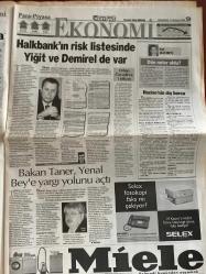 HÜRRİYET GAZETESİ DOĞUM GÜNÜ HEDİYESİ - 12 KASIM 1998 -TAM TAKIM 44 SAYFADIR -Korkmaz Yiğit-Baykal-Yılmaz-Fikret Akyön-Çakıcı-Ecevit-Kutan-Cindoruk-Leonardo Di Caprio-Reha Ruşen-Yücel Boralıoğlu-Turgay Şeren-Sergen-Toshack-Kemal Yaşar-Dimas-Bülent-Bülent Ecevit-Metin Oktay-Hakan Şükür-Popescu-İlhan Soyler-Hulusi Şekercioğlu-Servet Hanım-Rusen Güven-Uğur Becerikli-Şemdin Sakık-Kaplan-Talabani-Nihat Doğan-Muhyettin Mutlu  CHP düşürüyor-Ölümüne gideceğim-Korkmaz Yiğit’in itirafı-Çakıcı 30 milyon dolar alacaktı-Yılmaz sert çıktı-Baykal’a çok ağır eleştiri-Kıyamet kopuyor-Borsa çöktü döviz ve faiz yükseldi-Cindoruk: Hükümet fiilen bitmiştir-Ecevit: Hükümetin sonrasına bakacağız-Kutan: Yılmaz’la Yüce Divan yolu açıldı-Odadaki ceset-Altın balık ağı-Karakış fena bastırdı-İlk Türk Viagrası üretildi-Di Caprio’ya zorunlu diyet-Tempo’dan yaşam serisi-Tanınmasın diye mahkemeye kadın kılığında geldi-Fener’e bedava gelirim-Rezalete devam-Tam bir kepazelik-Oynamak istiyorum-Toshack: Ben de Atatürk’ün