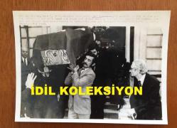 TÜRKİYE CUMHURİYETİ İSPANYA MADRİD ESKİ BÜYÜKELÇİSİ ZEKİ KUNERALP'İN AJANS BASIMI ORİJİNAL 5'Lİ FOTOĞRAF SETİ - 18 x 12 cm EBADINDA - SUİKASTTE EŞİNİ ve ENİŞTESİNİ KAYBEDEN ZEKİ KUNERALP'İN ve CENAZE TÖRENİNİN 5 FARKLI FOTOĞRAFI, HAZİRAN 1978