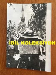 TÜRKİYE CUMHURİYETİ İSPANYA MADRİD ESKİ BÜYÜKELÇİSİ ZEKİ KUNERALP'İN AJANS BASIMI ORİJİNAL 5'Lİ FOTOĞRAF SETİ - 18 x 12 cm EBADINDA - SUİKASTTE EŞİNİ ve ENİŞTESİNİ KAYBEDEN ZEKİ KUNERALP'İN ve CENAZE TÖRENİNİN 5 FARKLI FOTOĞRAFI, HAZİRAN 1978