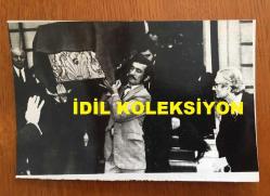 TÜRKİYE CUMHURİYETİ İSPANYA MADRİD ESKİ BÜYÜKELÇİSİ ZEKİ KUNERALP'İN AJANS BASIMI ORİJİNAL 5'Lİ FOTOĞRAF SETİ - 18 x 12 cm EBADINDA - SUİKASTTE EŞİNİ ve ENİŞTESİNİ KAYBEDEN ZEKİ KUNERALP'İN ve CENAZE TÖRENİNİN 5 FARKLI FOTOĞRAFI, HAZİRAN 1978