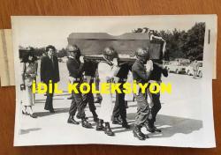 TÜRKİYE CUMHURİYETİ İSPANYA MADRİD ESKİ BÜYÜKELÇİSİ ZEKİ KUNERALP'İN AJANS BASIMI ORİJİNAL 5'Lİ FOTOĞRAF SETİ - 18 x 12 cm EBADINDA - SUİKASTTE EŞİNİ ve ENİŞTESİNİ KAYBEDEN ZEKİ KUNERALP'İN ve CENAZE TÖRENİNİN 5 FARKLI FOTOĞRAFI, HAZİRAN 1978