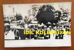 TÜRKİYE CUMHURİYETİ İSPANYA MADRİD ESKİ BÜYÜKELÇİSİ ZEKİ KUNERALP'İN AJANS BASIMI ORİJİNAL 5'Lİ FOTOĞRAF SETİ - 18 x 12 cm EBADINDA - SUİKASTTE EŞİNİ ve ENİŞTESİNİ KAYBEDEN ZEKİ KUNERALP'İN ve CENAZE TÖRENİNİN 5 FARKLI FOTOĞRAFI, HAZİRAN 1978