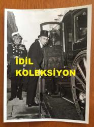 TÜRKİYE CUMHURİYETİ İSPANYA MADRİD ESKİ BÜYÜKELÇİSİ ZEKİ KUNERALP'İN ORİJİNAL BÜYÜK BOY 3'LÜ FOTOĞRAF SETİ - 22 x 16 cm ve 20 x 15 cm EBADINDA - ZEKİ KUNERALP'İN 1969'DA İNGİLTERE'YE LONDRA BÜYÜKELÇİSİ OLARAK ATANMASININ ARDINDAN KRALİÇE 2. ELIZABETH'E İTİMATNAMESİNİ SUNMAK ÜZERE BUCKINGHAM SARAYI'NA GİTMEK İÇİN EVİNİN ÖNÜNE GELEN ARABAYA BİNERKEN ÇEKİLMİŞ 3 FARKLI KARE. YAN TARAFINDA GÖRÜNEN KİŞİ HEYET BAŞKANI TUĞAMİRAL LORD CAIRNS'TİR. FOTOĞRAFLAR DÖNEMİNE AİT İNGİLTERE BASKIDIR. 30 EKİM 1969. ÖZEL ARŞİV - TÜRKİYE SİYASİ-DİPLOMASİ TARİHİ