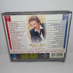CD Orhan Gencebay klasikleri 68'den 83'e ilk 15 yıl sizin seçtikleriniz. 1998 sarı bandrollü dönem baskı box albüm.2 disk. Dinlemeyi etkilemeyen çizikler var. Sorunsuz çalışıyor. Kitapçık sağ alt köşeden birbirine yapışmış.