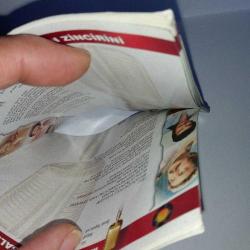 CD Orhan Gencebay klasikleri 68'den 83'e ilk 15 yıl sizin seçtikleriniz. 1998 sarı bandrollü dönem baskı box albüm.2 disk. Dinlemeyi etkilemeyen çizikler var. Sorunsuz çalışıyor. Kitapçık sağ alt köşeden birbirine yapışmış.