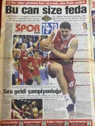 AKŞAM GAZETESİ DOĞUM GÜNÜ HEDİYESİ - 9 EYLÜL 2001 -TAM TAKIM 24 SAYFADIR -12 DEV ADAM ŞAMPİYONLUK YOLUNDA-12 Dev Adam-Bülent Ecevit-Devlet Bahçeli-Mesut Yılmaz-Semra Sezer-Dan Peterson-Aydın Örs-Demiz Çolakoğlu-Hidayet Türkoğlu-Leyla Kıral-Hüseyin Çağlar-Ümit Karan-Sergen-Nuri-Serkan-Yılmaz Vural-Süleyman Seba-Rıdvan Dilmen-Alex-Kemalettin-Revivo-Mert Meriç-Ayew-Serdar-Rivaldo-Karaman-Mustafa Denizli  Size kupa yakışır-Asıl bayram bu gece-Ecevit dedikodusu-YÖK’ten ikinci üniversite şansı-Arandığı gece kışlada kalmış-Üç kişiye 161’er milyar-Okul zili acı çalıyor-Bu kafa deli eder-Konuk terörü Muhtar’ı kızdırdı-12 Dev Adam Baş yaptı-Dünya Şampiyonu yapacağız-Hidayet beni unutma-Abdi İpekçi’de bayram-Takım olabiliyoruz-Bu can size feda-Sıra geldi şampiyonluğa-Aslan’ın golcüsü döndü-Lucescu: Kafalar Lazio maçındaydı-Gökdeniz kavgası-Fenerbahçe kaçtı Körfez yakaladı-Rota Almanya-Revivo muhteşem bir gol attı-Deplasmanda 3 gol başarısı