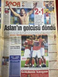 AKŞAM GAZETESİ DOĞUM GÜNÜ HEDİYESİ - 9 EYLÜL 2001 -TAM TAKIM 24 SAYFADIR -12 DEV ADAM ŞAMPİYONLUK YOLUNDA-12 Dev Adam-Bülent Ecevit-Devlet Bahçeli-Mesut Yılmaz-Semra Sezer-Dan Peterson-Aydın Örs-Demiz Çolakoğlu-Hidayet Türkoğlu-Leyla Kıral-Hüseyin Çağlar-Ümit Karan-Sergen-Nuri-Serkan-Yılmaz Vural-Süleyman Seba-Rıdvan Dilmen-Alex-Kemalettin-Revivo-Mert Meriç-Ayew-Serdar-Rivaldo-Karaman-Mustafa Denizli  Size kupa yakışır-Asıl bayram bu gece-Ecevit dedikodusu-YÖK’ten ikinci üniversite şansı-Arandığı gece kışlada kalmış-Üç kişiye 161’er milyar-Okul zili acı çalıyor-Bu kafa deli eder-Konuk terörü Muhtar’ı kızdırdı-12 Dev Adam Baş yaptı-Dünya Şampiyonu yapacağız-Hidayet beni unutma-Abdi İpekçi’de bayram-Takım olabiliyoruz-Bu can size feda-Sıra geldi şampiyonluğa-Aslan’ın golcüsü döndü-Lucescu: Kafalar Lazio maçındaydı-Gökdeniz kavgası-Fenerbahçe kaçtı Körfez yakaladı-Rota Almanya-Revivo muhteşem bir gol attı-Deplasmanda 3 gol başarısı