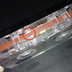 Kaset Dire straits money for nothing albümü. Orijinal. Kasette çalışmasını etkilemeyen minik kırık var. Sorunsuz çalışıyor.