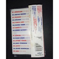 Kaset Radyo Klas hit olmayan giremez. kartonette hafif yıpranma var. Teoman Mirkelam Sertab Erener Gülhan Yonca Lodi Hande Yener Faruk K Rober Hatemo Göksel Levent Yüksel alpay demir Demirkan Aslı.