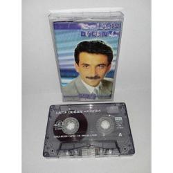 Kaset Latif Doğan küstüm albümü. kartonet birbirine yapışık, kaset sorunsuz çalışıyor