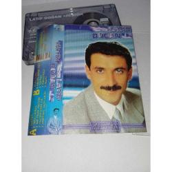 Kaset Latif Doğan küstüm albümü. kartonet birbirine yapışık, kaset sorunsuz çalışıyor