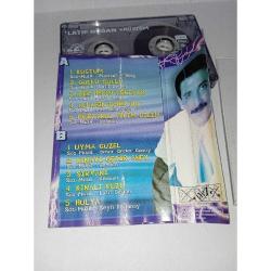 Kaset Latif Doğan küstüm albümü. kartonet birbirine yapışık, kaset sorunsuz çalışıyor