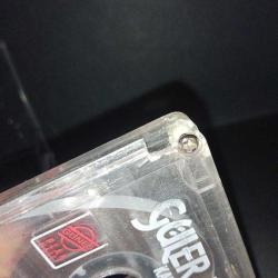 Kaset Güler ışık kabulümsün kan çiçekleri. kartoneti yok baştan sona dinlendi sorunsuz çalışıyor. kasetin köşesinde çalışmasını etkilemeyen kırık var. Sorunsuz çalışıyor