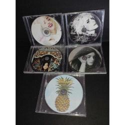 Toplam 5 adet Gülşen cd si. mucize önsöz yeni biri bangır bangır beni durdursan mı. Orijinal. Kartonetleri yok. Dinlemeyi etkilemeyen yoğun çizikler var. Hepsi baştan sona dinlendi sorunsuz çalışıyor. Hepsinin fiyatıdır.