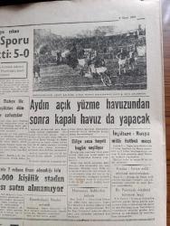 Cumhuriyet Gazetesi - 3 Ekim 1958 - Amerkan hazine bakanı Anderson Başbakan Adnan Menderes ile görüştü - Diyanet İşleri Reisi Eyüp Sabri Hayırlıoğlu Derhal Vazifesinden İstifa Etmeli - Türkiye'ye Modern Silahlar Verilecek - 25 Ağustosa Kadar Gümrüklere Gelen Mallar - Porselen Fabrikası Açıldı - Eczacıbaşı Fabrikası Bu Sene 3600 Ton Sofra Takımı Ve Sıhhi Malzeme İmal Edecek - Kur'an-ı Kerim'in Latin Alfabesiyle Yazılması - Batık Dumlupınar Denizaltısı'na Dün Halat Takılamadı fotoğraf - İlk Kadın Jet Pilotumuz Leman Bozkurt Vazife Başında  - Osmanlı Donanmasının Tarihinde Karanlık Sayfalar Yazan Cemalettin Saraçoğlu Yazı Dizisi - Küba'ya Tayin Edilen İlk Türk Büyükelçisi Nureddin Pınar - Tekrar Perdeye Dönen ve Dönecek Eski Sinema Yıldızları Greta Garbo  Marika Rökk fotoğraflar - İsrail Ormanlarının Robin Hood'u Derleyen M. Kenan Kan Yazı Dizisi - Maliye Bakanı Hasan Polatkan Yeni Delhi'ye Hareket Etti - Galatasaray Beyoğluspor'u farklı Yendi - 100.000 kişilik stadın arsası alınamıyor