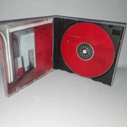 Cd Simply red greatest Hits. 1996 baskı sarı bandrollü dönem albümü. Kartonette yazı ve yıpranma var. Dinlemeyi etkilemeyen yoğun çizikler var. baştan sona dinlendi sorunsuz çalışıyor.