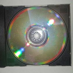 Cd Simply red greatest Hits. 1996 baskı sarı bandrollü dönem albümü. Kartonette yazı ve yıpranma var. Dinlemeyi etkilemeyen yoğun çizikler var. baştan sona dinlendi sorunsuz çalışıyor.