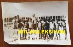 ENKA ŞİRKETLER GRUBU FAHRİ BAŞKANI ŞARIK TARA'NIN ORİJİNAL FOTOĞRAFI - 18 x 12 cm EBADINDA - ŞARIK TARA ÇOCUK YÜZÜCÜLERLE HATIRA POZU VERİRKEN ÇEKİLMİŞ BİR KARE (AÇIKLAMAYI OKUYUNUZ)