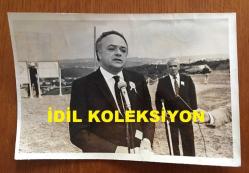 ENKA ŞİRKETLER GRUBU FAHRİ BAŞKANI ŞARIK TARA'NIN ORİJİNAL FOTOĞRAFI - 18 x 12 cm EBADINDA - ŞARIK TARA, SADİ GÜLÇELİK SPOR TESİSİNİN YAPIMINI ÜSTLENDİKTEN SONRA ALANDA BASIN AÇIKLAMASI YAPARKEN ÇEKİLMİŞ BİR KARE, 25 EYLÜL 1983