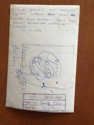 ENKA ŞİRKETLER GRUBU FAHRİ BAŞKANI ŞARIK TARA'NIN ORİJİNAL FOTOĞRAFI - 18 x 12 cm EBADINDA - ŞARIK TARA, SADİ GÜLÇELİK SPOR TESİSİNİN YAPIMINI ÜSTLENDİKTEN SONRA ALANDA BASIN AÇIKLAMASI YAPARKEN ÇEKİLMİŞ BİR KARE, 25 EYLÜL 1983