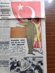Cumhuriyet Gazetesi - 21 Temmuz 1946 - vatandaşlar Milli irade reylerinizle tecelli edecektir yazan Abidin Daver Başmakale - Türk demokrasisi bugün imtihan ediyor - İsmet İnönü Şükrü Saraçoğlu Recep Peker Hikmet Bayur Celal Bayar ve Mareşal Fevzi Çakmak fotoğraf - Marmara Bölgesi seçiminde Necmi Erkmen bildiriyor - Demokrat Parti'nin Vali protestosu - Ankara'da seçim faaliyeti dün gece sabaha kadar sürdü - İki büyük partiyi düşündüren üçüncü büyük parti müstakiller - İstanbul'da seçim neticesi saat 24.00'den evvel belli olmayacak - Vali ve belediye reisi Lütfi Kırdar Dün gazetecilere seçim etrafında son hazırlıkları anlatırken fotoğraf - Ege'de seçim Doğan Nadi bildiriyor - çukurova'da seçim Ahmet İhsan bildiriyor - haftanın şakaları yazan Burhan Felek - Suzan yakar ve Suzan Güven Yakartepe'de - Sonsuz Panayır yazan Halide Edip Adıvar Yazı Dizisi - CHP İstanbul adayları listesi - Demokrat Parti İstanbul adayları listesi - Amcabey ve içki Çizen Cemal Nadir - dünkü at yarışı neticeleri