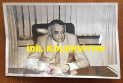 ENKA ŞİRKETLER GRUBU FAHRİ BAŞKANI ŞARIK TARA'NIN ORİJİNAL FOTOĞRAFI - 18 x 12 cm EBADINDA - ŞARIK TARA ÇALIŞMA MASASINDA OTURURKEN ÇEKİLMİŞ BİR KARE (AÇIKLAMAYI OKUYUNUZ)