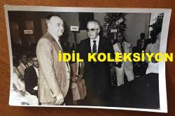 ENKA ŞİRKETLER GRUBU FAHRİ BAŞKANI ŞARIK TARA'NIN ORİJİNAL FOTOĞRAFI - 16 x 10 cm EBADINDA - ŞARIK TARA BAŞARILI VERGİ MÜKELLEFLERİNDEN BİRİ OLARAK NEVZAT AYAZ'DAN ÖDÜL ALDIĞI GÜN ÇEKİLMİŞ BİR KARE, 25 AĞUSTOS 1983