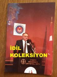 ENKA ŞİRKETLER GRUBU FAHRİ BAŞKANI ŞARIK TARA'NIN ORİJİNAL FOTOĞRAFI - 15 x 10 cm EBADINDA - ŞARIK TARA, TÜRK DOSTU AMERİKALILAR DERNEĞİ TOPLANTISINDA KÜRSÜYE ÇIKIP KONUŞMA YAPARKEN ÇEKİLMİŞ BİR KARE (AÇIKLAMAYI OKUYUNUZ) 11 ŞUBAT 1985