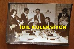 ENKA ŞİRKETLER GRUBU FAHRİ BAŞKANI ŞARIK TARA'NIN ORİJİNAL 2'Lİ FOTOĞRAF SETİ - 18 x 12 cm EBADINDA - ŞARIK TARA YAPTIĞI BİR ANLAŞMA SONRASINDA İMZA TÖRENİNDE MUKAVELE İMZALARKEN ÇEKİLMİŞ 2 FARKLI KARE (AÇIKLAMAYI OKUYUNUZ)
