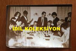 ENKA ŞİRKETLER GRUBU FAHRİ BAŞKANI ŞARIK TARA'NIN ORİJİNAL 2'Lİ FOTOĞRAF SETİ - 18 x 12 cm EBADINDA - ŞARIK TARA YAPTIĞI BİR ANLAŞMA SONRASINDA İMZA TÖRENİNDE MUKAVELE İMZALARKEN ÇEKİLMİŞ 2 FARKLI KARE (AÇIKLAMAYI OKUYUNUZ)