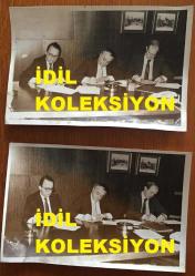 ENKA ŞİRKETLER GRUBU FAHRİ BAŞKANI ŞARIK TARA'NIN ORİJİNAL 2'Lİ FOTOĞRAF SETİ - 18 x 12 cm EBADINDA - ENKA HOLDİNG'İN 8 ULUSLARARASI BANKADAN SAĞLADIĞI TEMİNAT MEKTUBUNA İLİŞLKİN ANLAŞMA İMZALANIRKEN ÇEKİLMİŞ 2 FARKLI KARE. ŞARIK TARA, TEMİZ ÜSTÜN ve AMERİKAN MORGAN GUARANTY TRUST COMPANY YETKİLİSİ ALISTAIR JESSIMEN AYNI KAREDELER, 6 ARALIK 1983 (AÇIKLAMAYI OKUYUNUZ)