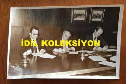 ENKA ŞİRKETLER GRUBU FAHRİ BAŞKANI ŞARIK TARA'NIN ORİJİNAL 2'Lİ FOTOĞRAF SETİ - 18 x 12 cm EBADINDA - ENKA HOLDİNG'İN 8 ULUSLARARASI BANKADAN SAĞLADIĞI TEMİNAT MEKTUBUNA İLİŞLKİN ANLAŞMA İMZALANIRKEN ÇEKİLMİŞ 2 FARKLI KARE. ŞARIK TARA, TEMİZ ÜSTÜN ve AMERİKAN MORGAN GUARANTY TRUST COMPANY YETKİLİSİ ALISTAIR JESSIMEN AYNI KAREDELER, 6 ARALIK 1983 (AÇIKLAMAYI OKUYUNUZ)