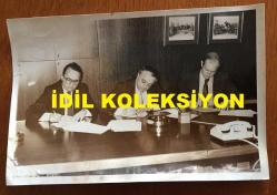 ENKA ŞİRKETLER GRUBU FAHRİ BAŞKANI ŞARIK TARA'NIN ORİJİNAL 2'Lİ FOTOĞRAF SETİ - 18 x 12 cm EBADINDA - ENKA HOLDİNG'İN 8 ULUSLARARASI BANKADAN SAĞLADIĞI TEMİNAT MEKTUBUNA İLİŞLKİN ANLAŞMA İMZALANIRKEN ÇEKİLMİŞ 2 FARKLI KARE. ŞARIK TARA, TEMİZ ÜSTÜN ve AMERİKAN MORGAN GUARANTY TRUST COMPANY YETKİLİSİ ALISTAIR JESSIMEN AYNI KAREDELER, 6 ARALIK 1983 (AÇIKLAMAYI OKUYUNUZ)