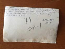 ENKA ŞİRKETLER GRUBU FAHRİ BAŞKANI ŞARIK TARA'NIN ORİJİNAL 2'Lİ FOTOĞRAF SETİ - 18 x 12 cm EBADINDA - ENKA HOLDİNG'İN 8 ULUSLARARASI BANKADAN SAĞLADIĞI TEMİNAT MEKTUBUNA İLİŞLKİN ANLAŞMA İMZALANIRKEN ÇEKİLMİŞ 2 FARKLI KARE. ŞARIK TARA, TEMİZ ÜSTÜN ve AMERİKAN MORGAN GUARANTY TRUST COMPANY YETKİLİSİ ALISTAIR JESSIMEN AYNI KAREDELER, 6 ARALIK 1983 (AÇIKLAMAYI OKUYUNUZ)