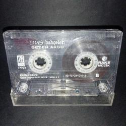 Kaset Sezen Aksu düş bahçeleri. Kartoneti yok. Orijinal sorunsuz çalışıyor.
