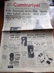 Cumhuriyet Gazetesi - 25 Aralık 1952 - Eski Anayasa Metni Dün Kabul Olundu - Türkiye Yugoslavya İşbirliği Gelişiyor - Amerikan Başkanı Truman'ın Son Noel Mesajı - Yeni Amerikan Başkanı Eisenhover'in Kore Sulh Planı - Beyoğlu Devrim Ocağı Dün Törenle Açıldı fotoğraf - Malatya Hadisesi İle İlgili Yeni Tevkifler - İki Büyük Doğucu Bugün Malatya'ya gönderiliyor -İstanbul Polisinde Yapılan Yenilikler - Emniyet Müdürü Ahmet Tekelioğlu yazarımızda görüşürken fotoğraf - Bedri Rahmi Eyüboğlu Sanat Bahisleri - Hitler İntihar Kararını Ne Zaman Vermişti - Kodak Fotoğraf Makinesi - Çamlıca Kız Lisesi Şampiyon Oldu - Taksim Sineması - Geliri Atatürk Heykeline Harcanacak Atatürk Kupası - İngiliz Edebiyatının Kör Dahisi John Milton - Gripin - Çapamarka - Titanik Vapurunun İkinci Kaptanı Yeni Öldü - Günün Resimleri - AGA Radyo - Hamiyet Yüceses Perihan Altındağ Sözeri  Sabite Tur Gülerman  Zeki Müren plakları sahibinin sesinde - Alaaddin'in lambası filmi Kemal film tamamen renkli - Tokat çoban sucuğu