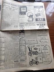 Cumhuriyet Gazetesi - 25 Aralık 1952 - Eski Anayasa Metni Dün Kabul Olundu - Türkiye Yugoslavya İşbirliği Gelişiyor - Amerikan Başkanı Truman'ın Son Noel Mesajı - Yeni Amerikan Başkanı Eisenhover'in Kore Sulh Planı - Beyoğlu Devrim Ocağı Dün Törenle Açıldı fotoğraf - Malatya Hadisesi İle İlgili Yeni Tevkifler - İki Büyük Doğucu Bugün Malatya'ya gönderiliyor -İstanbul Polisinde Yapılan Yenilikler - Emniyet Müdürü Ahmet Tekelioğlu yazarımızda görüşürken fotoğraf - Bedri Rahmi Eyüboğlu Sanat Bahisleri - Hitler İntihar Kararını Ne Zaman Vermişti - Kodak Fotoğraf Makinesi - Çamlıca Kız Lisesi Şampiyon Oldu - Taksim Sineması - Geliri Atatürk Heykeline Harcanacak Atatürk Kupası - İngiliz Edebiyatının Kör Dahisi John Milton - Gripin - Çapamarka - Titanik Vapurunun İkinci Kaptanı Yeni Öldü - Günün Resimleri - AGA Radyo - Hamiyet Yüceses Perihan Altındağ Sözeri  Sabite Tur Gülerman  Zeki Müren plakları sahibinin sesinde - Alaaddin'in lambası filmi Kemal film tamamen renkli - Tokat çoban sucuğu