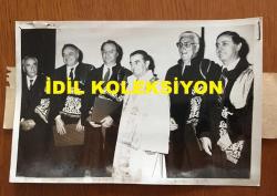 ÜZEYİR GARİH ve ENKA ŞİRKETLER GRUBU FAHRİ BAŞKANI ŞARIK TARA'NIN ORİJİNAL 2'Lİ FOTOĞRAF SETİ - 18 x 12 cm EBADINDA - ŞARIK TARA, ÜZEYİR GARİH, NURETTİN KOÇAK, SEZAİ TÜRKEŞ ve CAVİT ÇITAK, İSTANBUL TEKNİK ÜNİVERSİTESİ (İTÜ) TARAFINDAN FAHRİ DOKTORLUK ÜNVANINI PROF. KEMAL KAFALI'DAN ALDILAR. O ANLARDA ÇEKİLMİŞ 2 FARKLI HATIRA FOTOĞRAFI, 1984 (AÇIKLAMAYI OKUYUNUZ)