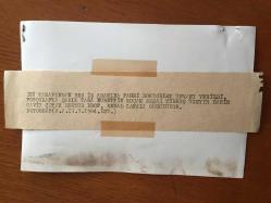 ÜZEYİR GARİH ve ENKA ŞİRKETLER GRUBU FAHRİ BAŞKANI ŞARIK TARA'NIN ORİJİNAL 2'Lİ FOTOĞRAF SETİ - 18 x 12 cm EBADINDA - ŞARIK TARA, ÜZEYİR GARİH, NURETTİN KOÇAK, SEZAİ TÜRKEŞ ve CAVİT ÇITAK, İSTANBUL TEKNİK ÜNİVERSİTESİ (İTÜ) TARAFINDAN FAHRİ DOKTORLUK ÜNVANINI PROF. KEMAL KAFALI'DAN ALDILAR. O ANLARDA ÇEKİLMİŞ 2 FARKLI HATIRA FOTOĞRAFI, 1984 (AÇIKLAMAYI OKUYUNUZ)