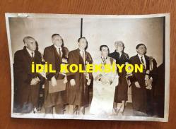 ÜZEYİR GARİH ve ENKA ŞİRKETLER GRUBU FAHRİ BAŞKANI ŞARIK TARA'NIN ORİJİNAL 2'Lİ FOTOĞRAF SETİ - 18 x 12 cm EBADINDA - ŞARIK TARA, ÜZEYİR GARİH, NURETTİN KOÇAK, SEZAİ TÜRKEŞ ve CAVİT ÇITAK, İSTANBUL TEKNİK ÜNİVERSİTESİ (İTÜ) TARAFINDAN FAHRİ DOKTORLUK ÜNVANINI PROF. KEMAL KAFALI'DAN ALDILAR. O ANLARDA ÇEKİLMİŞ 2 FARKLI HATIRA FOTOĞRAFI, 1984 (AÇIKLAMAYI OKUYUNUZ)