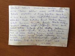 ÜZEYİR GARİH ve ENKA ŞİRKETLER GRUBU FAHRİ BAŞKANI ŞARIK TARA'NIN ORİJİNAL 2'Lİ FOTOĞRAF SETİ - 18 x 12 cm EBADINDA - ŞARIK TARA, ÜZEYİR GARİH, NURETTİN KOÇAK, SEZAİ TÜRKEŞ ve CAVİT ÇITAK, İSTANBUL TEKNİK ÜNİVERSİTESİ (İTÜ) TARAFINDAN FAHRİ DOKTORLUK ÜNVANINI PROF. KEMAL KAFALI'DAN ALDILAR. O ANLARDA ÇEKİLMİŞ 2 FARKLI HATIRA FOTOĞRAFI, 1984 (AÇIKLAMAYI OKUYUNUZ)