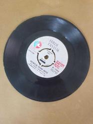 Ferdi Tayfur - Çeşme / Muhtaç Etme Beni - 45'lik Plak