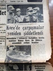 Cumhuriyet Gazetesi - 1 Eylül 1951 - Seçim Bölgelerindeki Cumhuriyet Ekibi Bildiriyor - Seçim Faaliyetinin Siklet Merkezi Bilecik Oldu - Samed Ağaoğlu Hürriyet Partisine Rey Veremezsiniz Yaşayanlar Hortlaklardan Daima Korkar Ve Kaçarlar Dedi fotoğraf - Kore'de Çarpışmalar Yeniden Şiddetlendi fotoğraf - Sinan Everest Yelkenle İstanbul'dan Filipin Adalarına fotoğraf - Türk İngiliz Atletleri Bugün Karşılaşıyor fotoğraf - Cezaevlerinin Islahı İçin 10 Yıllık Proje - Parlamentolar Konferansı Hadiseler Arasında Açıldı - Demokrat partililer bugün bir açıkhava toplantısı yapacaklar - Kaçakçılar Arasında Hududu Geçerken Yazan Yaşar Kemal Yazı Dizisi - Cumhuriyet Gazetesi Güzellik Müsabakası - imtiyazlı adam sempatik değildir yazan Burhan Felek - Rüyalar Evi Yazan Peride Celal Yazı Dizisi - Amerika Büyük Bir Radar Şebekesi Kuracak - Dünya Hafif Siklet Boks Şampiyonu Kit Galilan Rakibini Sayı Hesabı İle yendi - Fiat Traktör - Mefharet Yıldırım ve Sabite Tur Gülerman  Çiftesaraylar bahçesinde