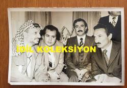 BÜLENT ECEVİT ve FİLİSTİN ULUSAL YÖNETİM ESKİ BAŞKANI YASER ARAFAT'IN ORİJİNAL 3'LÜ FOTOĞRAF SETİ - 18 x 12 cm EBADINDA - YASER ARAFAT, FİLİSTİN KURTULUŞ ÖRGÜTÜ YÜRÜTME KOMİTESİ BAŞKANI ve FİLİSTİN DEVRİM KUVVETLERİ GENEL KOMUTANI SIFATIYLA YAPTIĞI TÜRKİYE ZİYARETİNDE DÖNEMİN BAŞBAKANI BÜLENT ECEVİT'LE GÖRÜŞME YAPARKEN ÇEKİLMİŞ 3 FARKLI FOTOĞRAF, 5 EKİM 1979. ÖZEL ARŞİV
